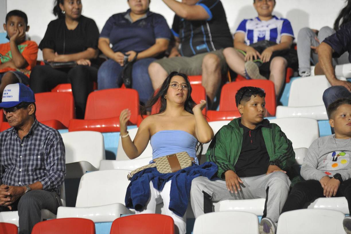 Muchos aficionados no se quisieron perder el debut de la selección en el Estadio Nacional Chelato Uclés. 