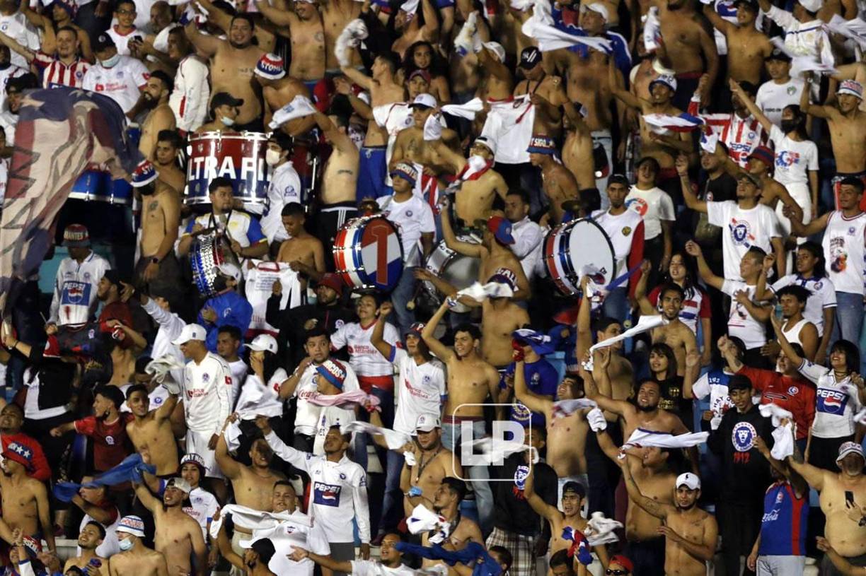 Los aficionados del Olimpia alentaron en todo momento a su equipo.
