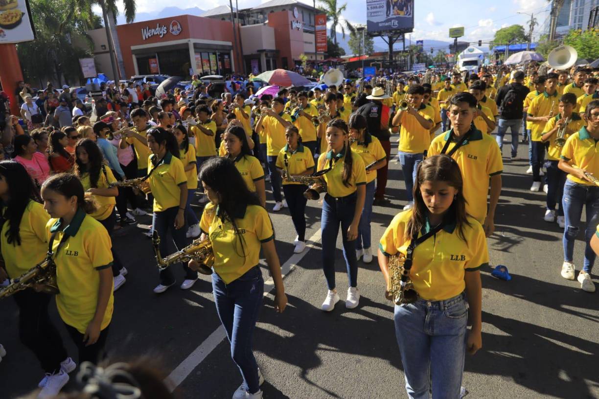 Feria Juniana 2023: Desfile de carrozas reúne a miles de familias