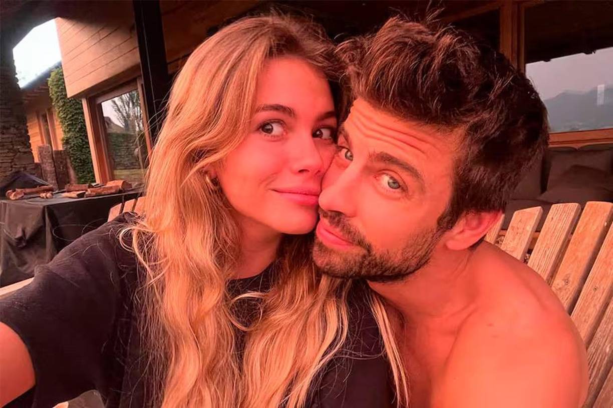 Fue en agosto de 2022 cuando el romance entre el exfutbolista y la jovencita española salió a la luz, luego de que se difundieron una serie de fotografías en las que aparece besándose después de meses de rumores sobre su supuesta infidelidad a la cantante colombiana.