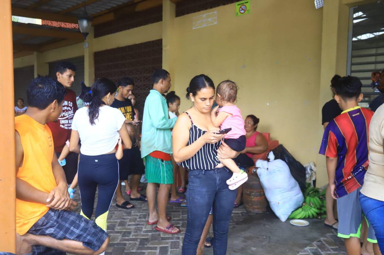 Desde tempranas horas los limeños llegarona los albergues. 
