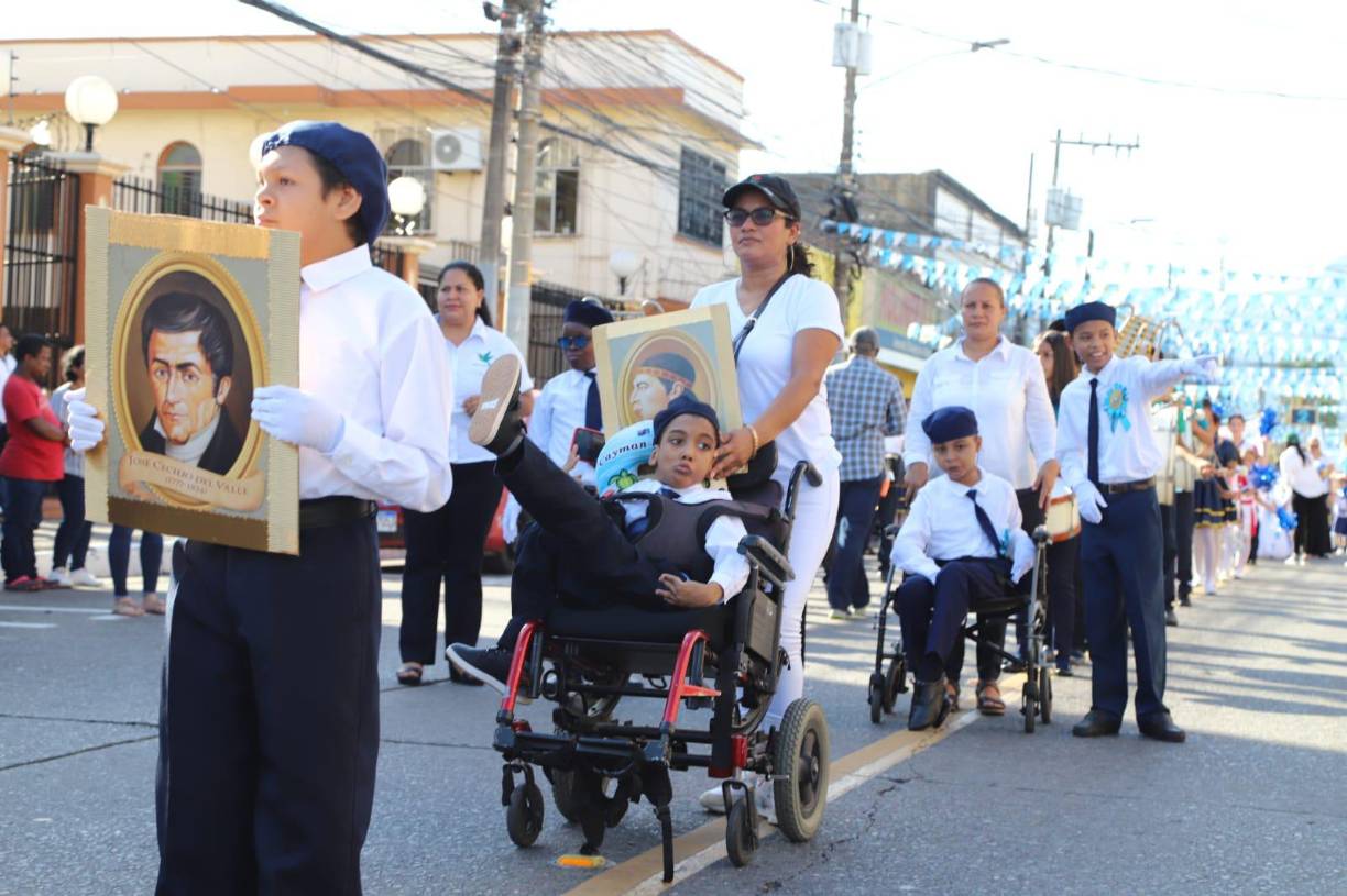 Los niños se lucen en desfiles patrios en La Ceiba