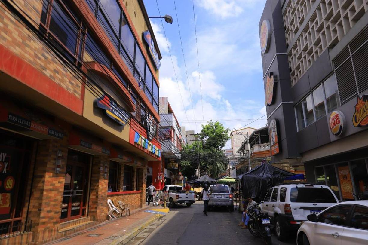 Los grupos de comidas rápidas siguen teniendo presencia en esta céntrica zona de la ciudad, pero los carros tienen difícil la circulación.