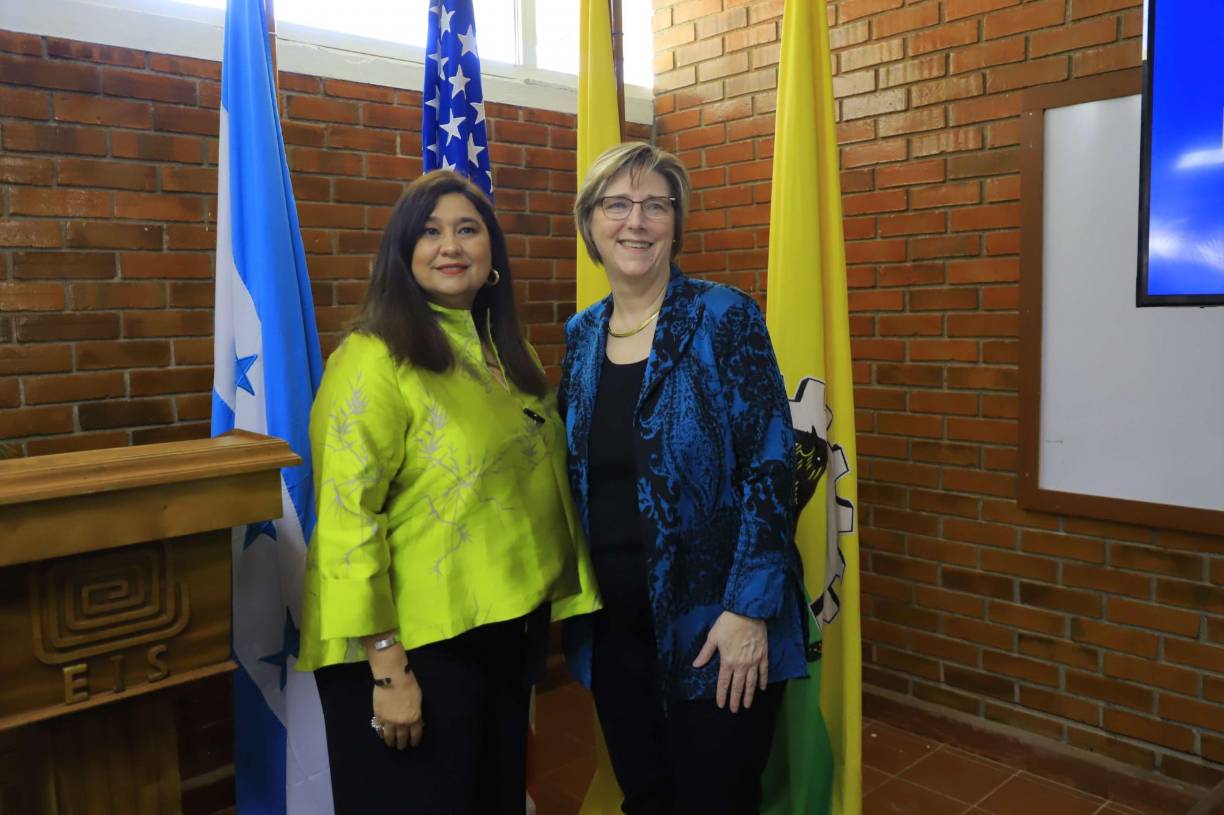 La rectora Gina Rietti Larach junto a Laura Dogu