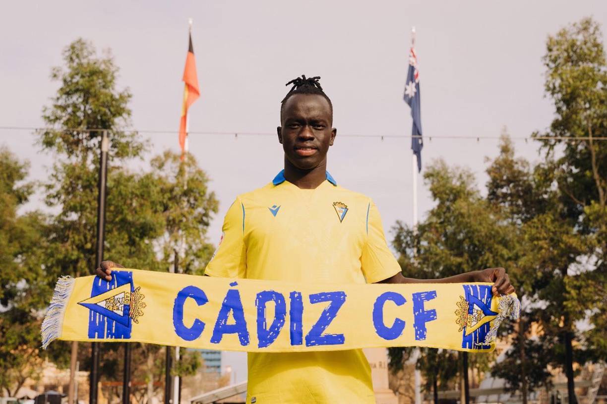El centrocampista keniata con pasaporte australiano Awer Mabil se ha convertido en nuevo jugador del Cádiz CF. 