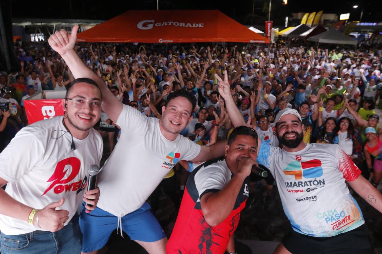 Antes del pitazo inicial, los animadores de La 48 Maratón de Diario La Prensa se tomaron la histórica selfie con los corredores.