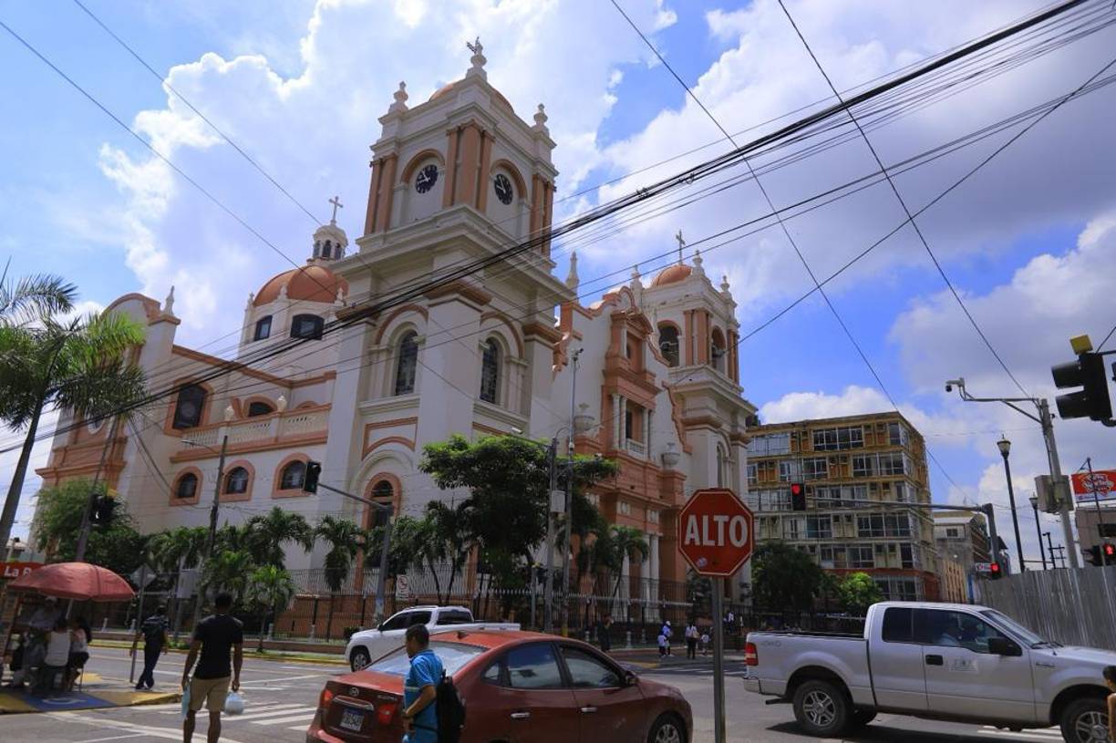 La imponente catedral de San Pedro Apóstol frente al parque central que actualmente está siendo remodelado por la alcaldía, por lo que está cerrado con láminas.
