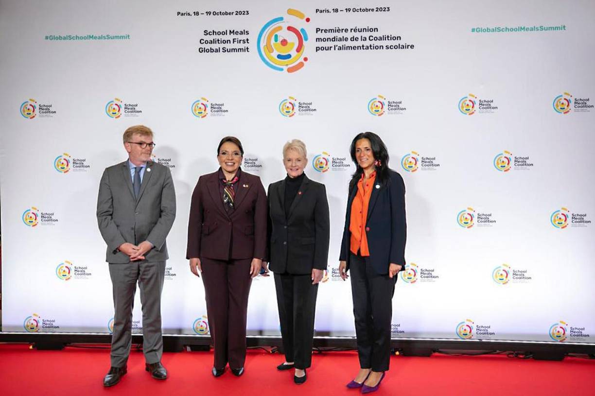 Tras su discurso, la presidenta se reunió con la directora del Programa Mundial de Alimentos, Cindy McCain. 