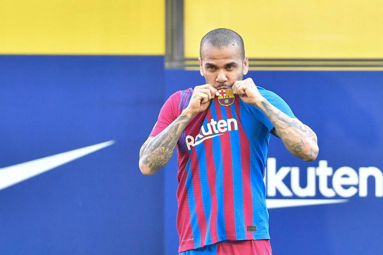 El futbolista brasileño Dani Alves afirmó que “el sueño ha dicho que no ha acabado”, al referirse a su regreso al Barcelona, durante el acto de su presentación como nuevo jugador azulgrana.