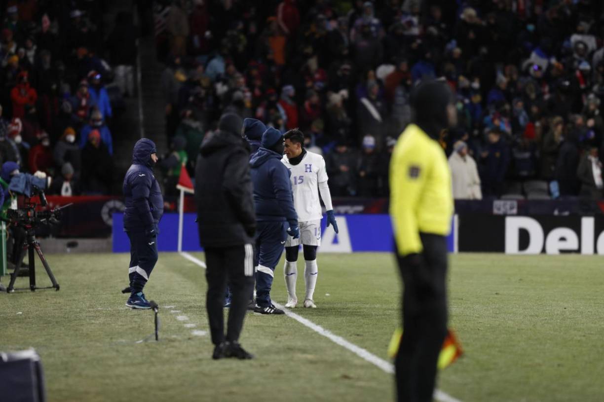 Denil Maldonado recibiendo indicaciones a pie de campo.