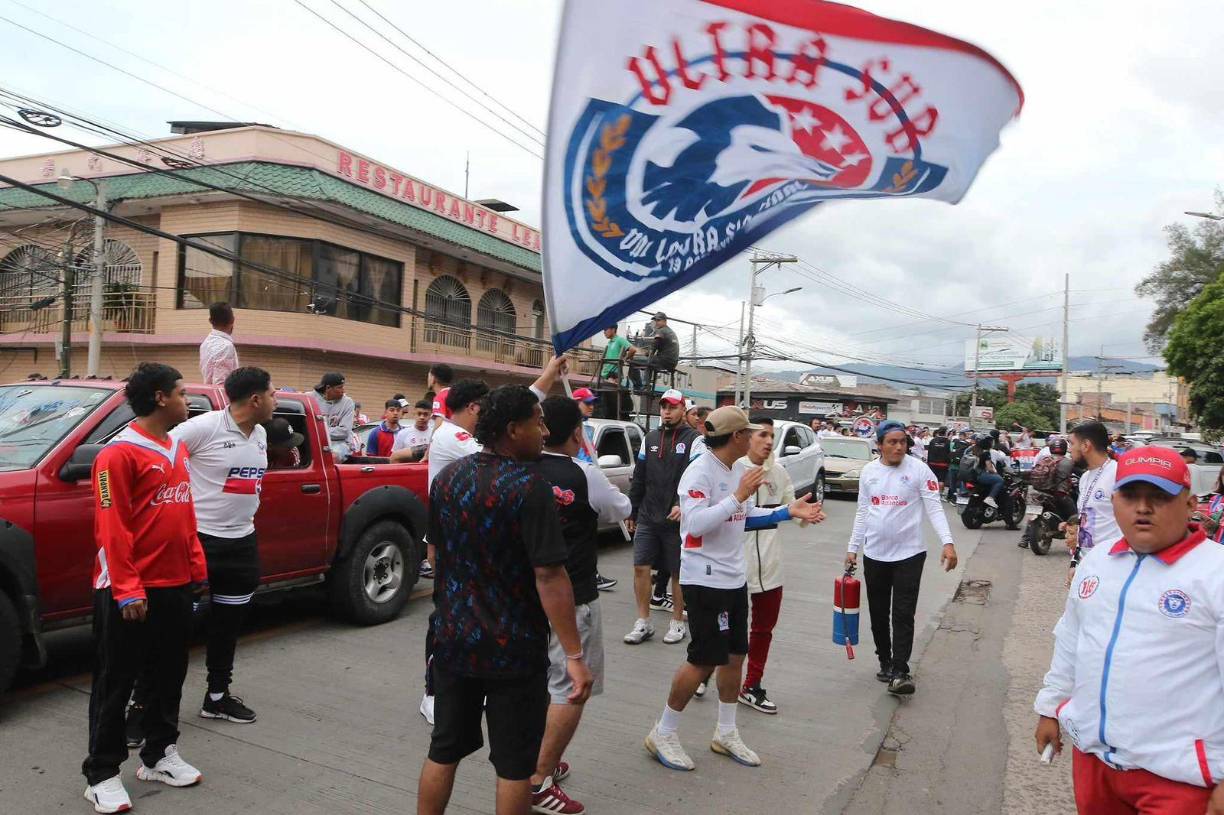La Ultra Fiel, fiel a su estilo, hizo la acostumbrada caminata al Estadio Nacional Chelato Uclés.