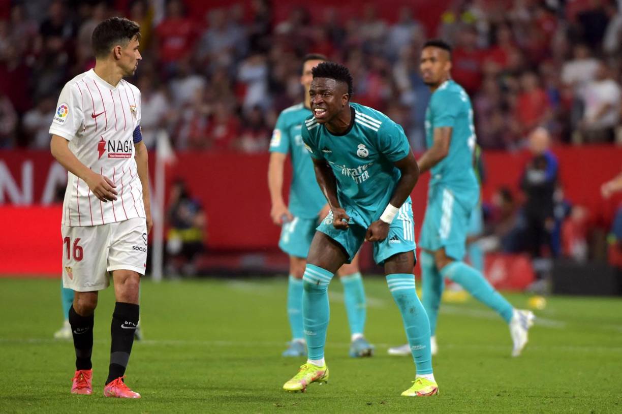 La furia de Vinicius luego de que el árbitro le anulara un gol por darle en el brazo, según la decisión del colegiado.