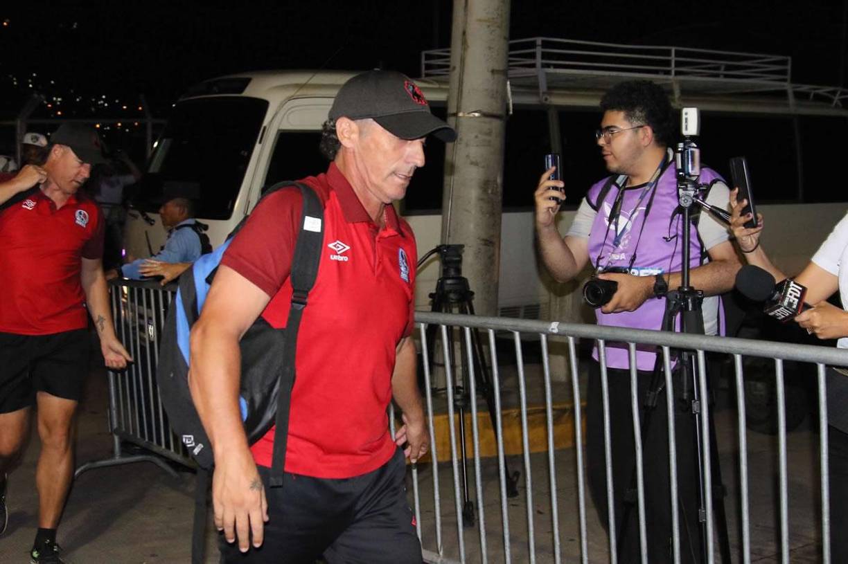 Pedro Troglio llegando al estadio Nacional Chelato Uclés.