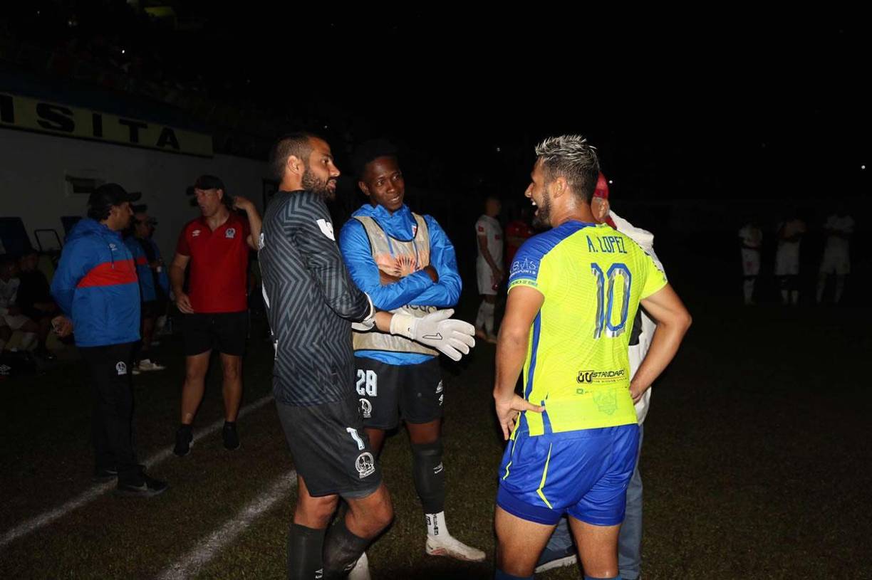 Alex López estuvo conversando con Edrick Menjívar y Alex Güity durante el apagón en el estadio de Juticalpa.