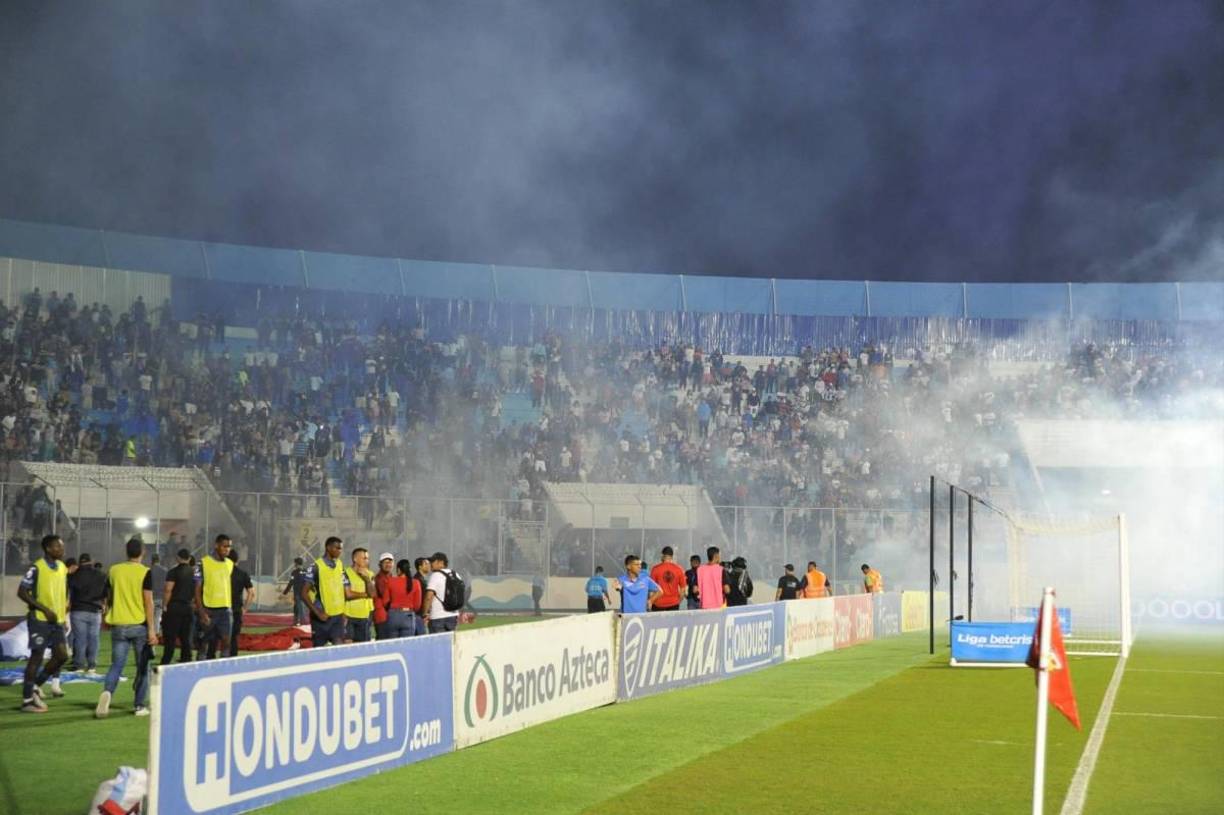 Las autoridades se presentaron inmediatamente a la zona para tranquilizar el ambiente y empezaron a sacar a los hinchas azules faltando minutos para el final del duelo.