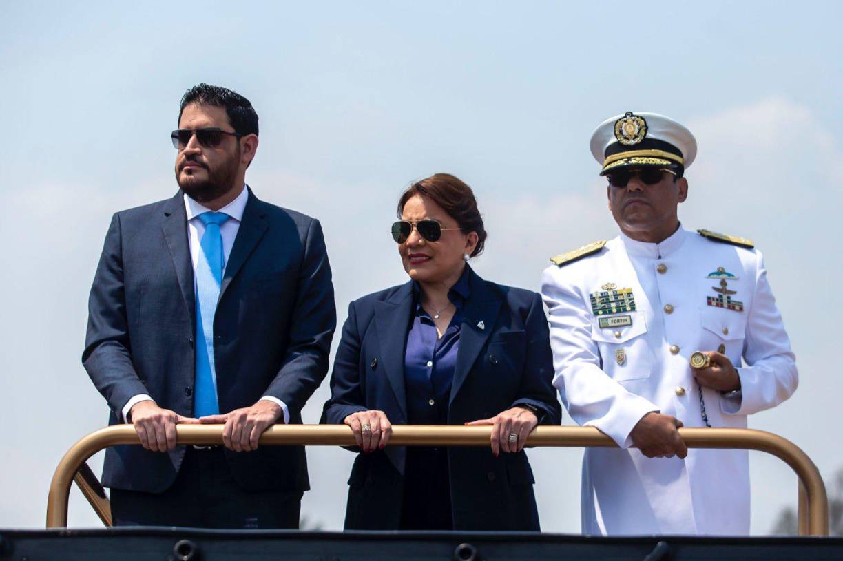 Las imágenes muestran a una Xiomara Castro muy cercana y con buena relación con las Fuerzas Armadas, sobre todo, en el contexto actual, en el que diversos actores políticos han hablado sobre un golpe de Estado. 