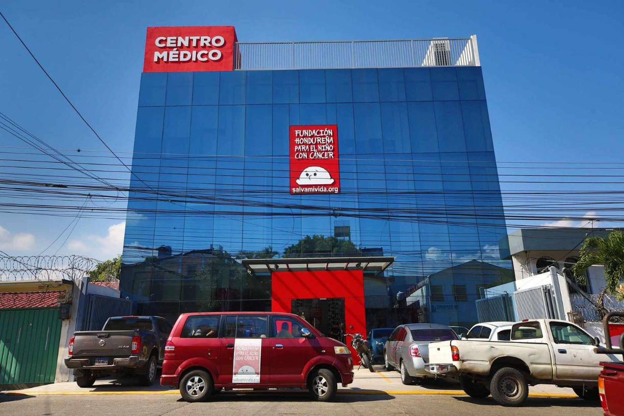 Desde tempranas horas, Romell Quioto se hizo presente en la Fundación Hondureña para el Niño con Cáncer para entregar sus obsequios.