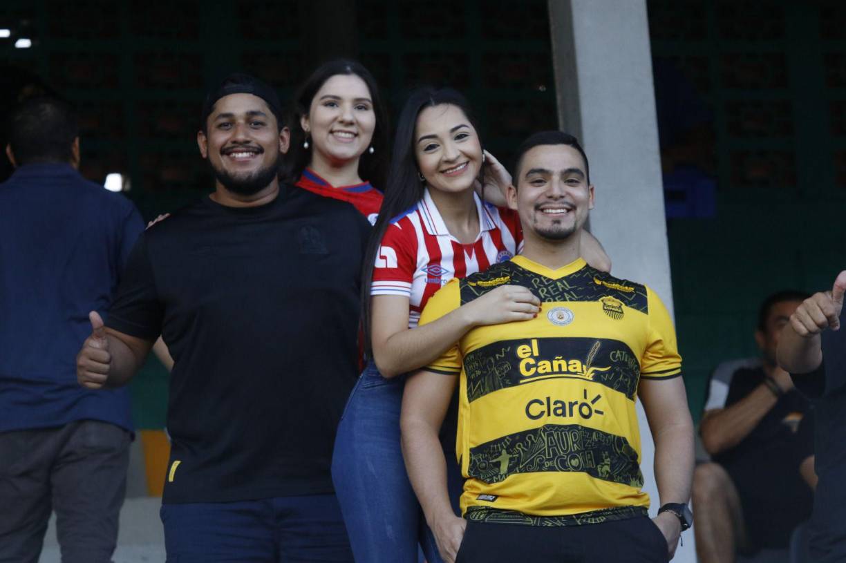 Aficionados de Real España y Olimpia posaron para las cámaras de Diario LA PRENSA. 