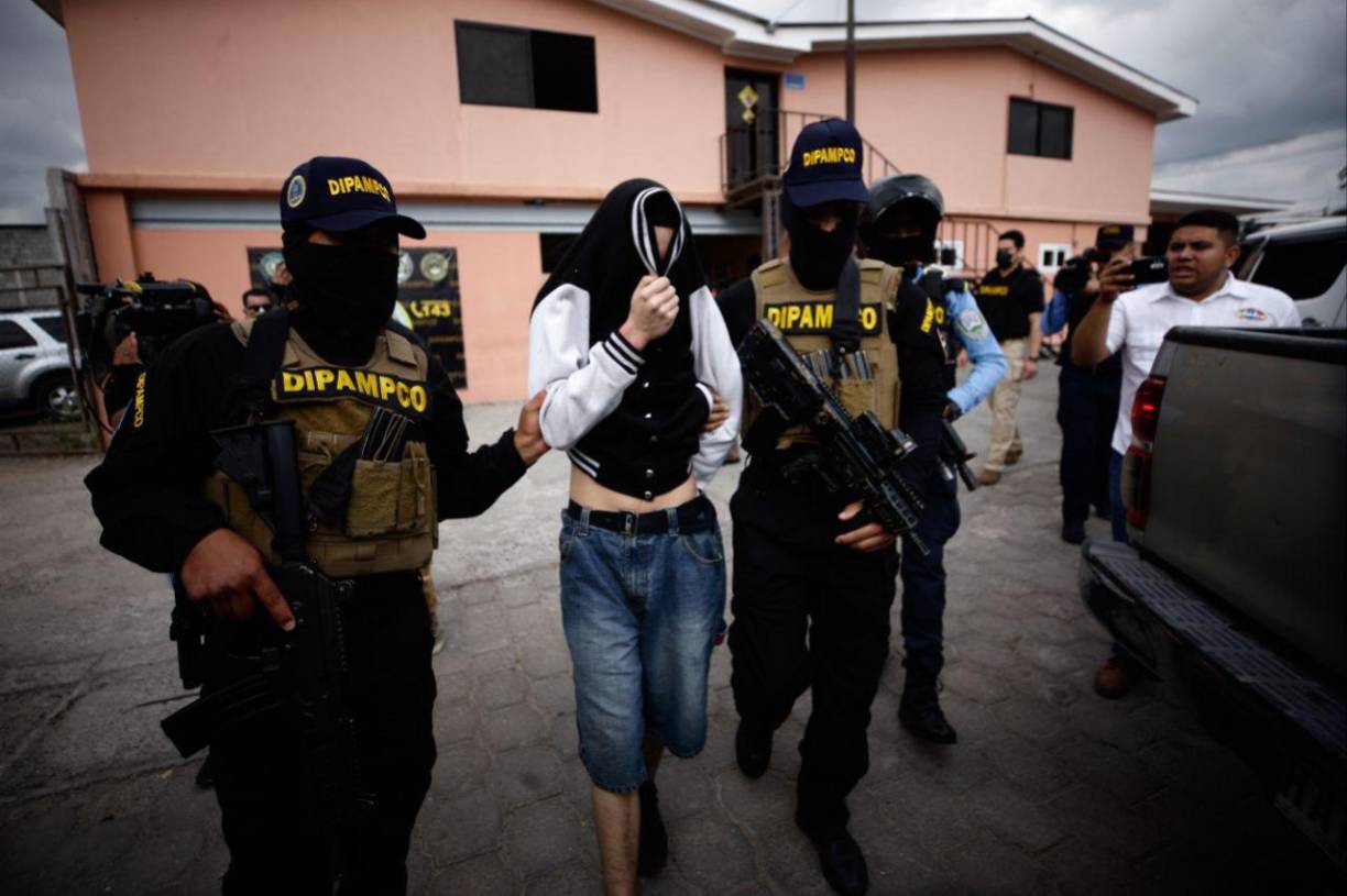 En principio la Policía Nacional informó de que desconocidos provistos de armas de fuego llegaron al lugar y agruparon a las víctimas para luego dispararles, por causas que se desconocen.