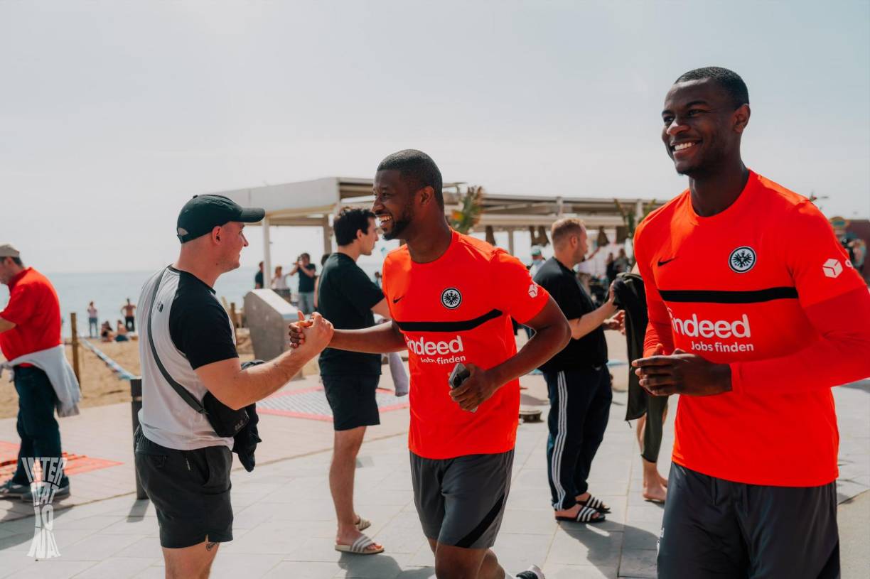Los futbolistas del Eintracht Frankfurt salieron a correr por la zona marítima de la Barceloneta.