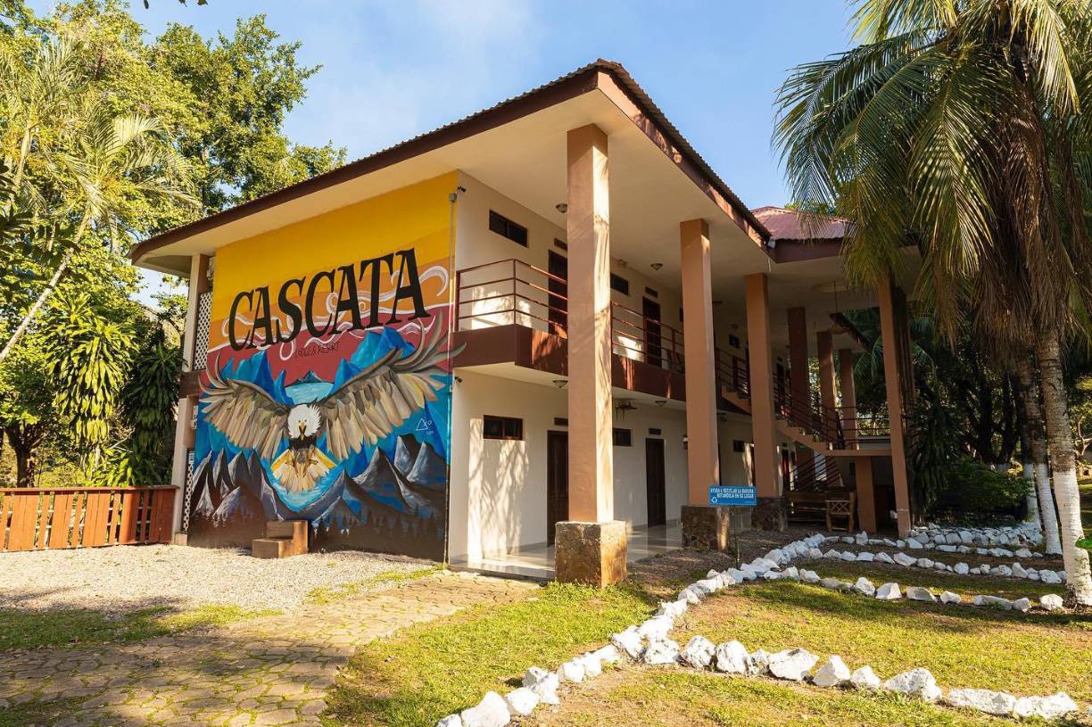 El complejo cuenta con un área de hotel con 10 habitaciones equipadas con televisión por cable, Wi-Fi, ducha y aire acondicionado,