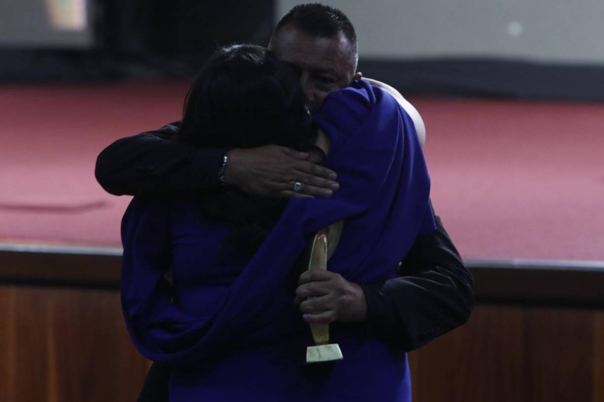 El estratega dedicó unas emotivas palabras y protagonizó un lindo abrazo junto a su esposa: 