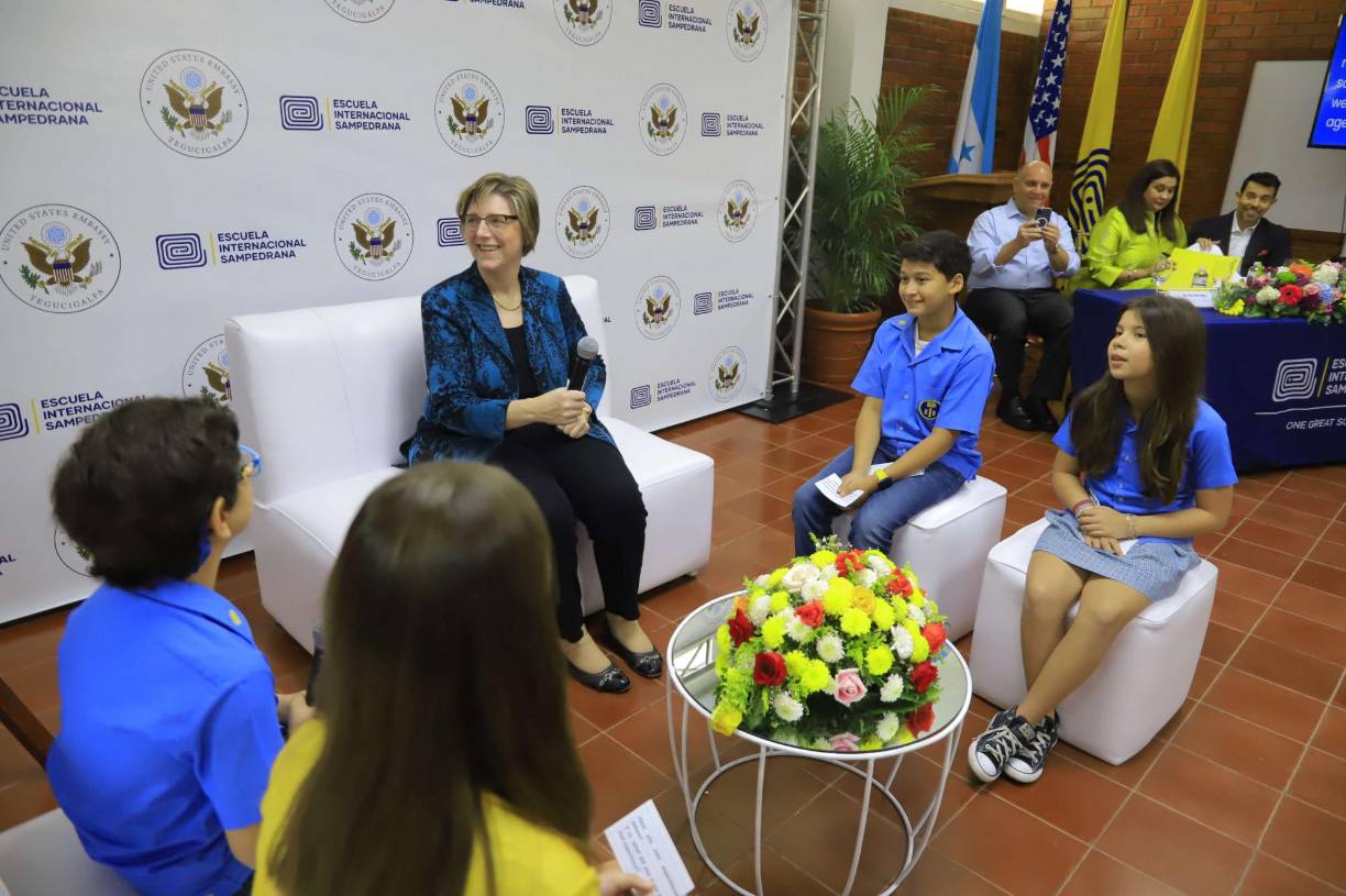 Los niños y jóvenes demostraron sus habilidades en la oratoria en el idioma inglés y su interés en abordar asuntos de actualidad con Dogu, tales como política, economía, educación, migración y liderazgo.