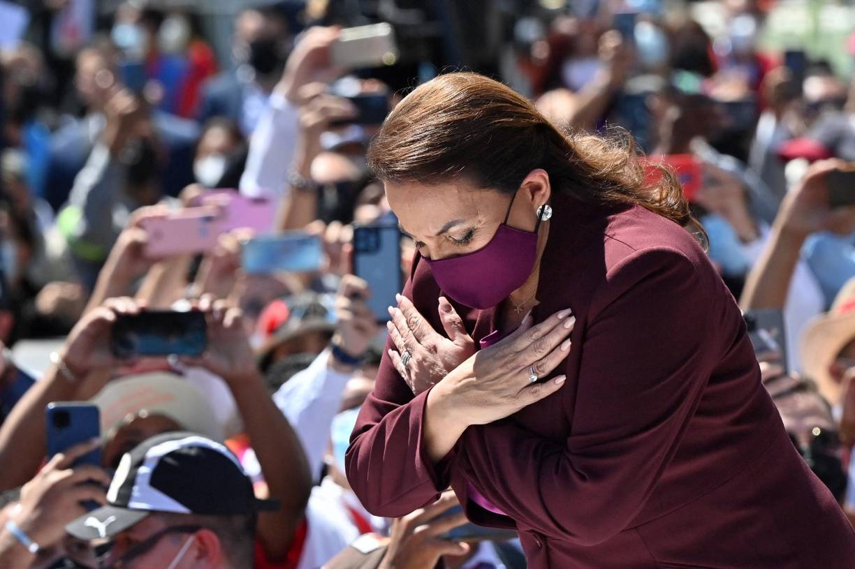 La presidenta electa de Honduras, Xiomara Castro, saluda a sus seguidores cuando llega al Estadio Nacional en Tegucigalpa. 