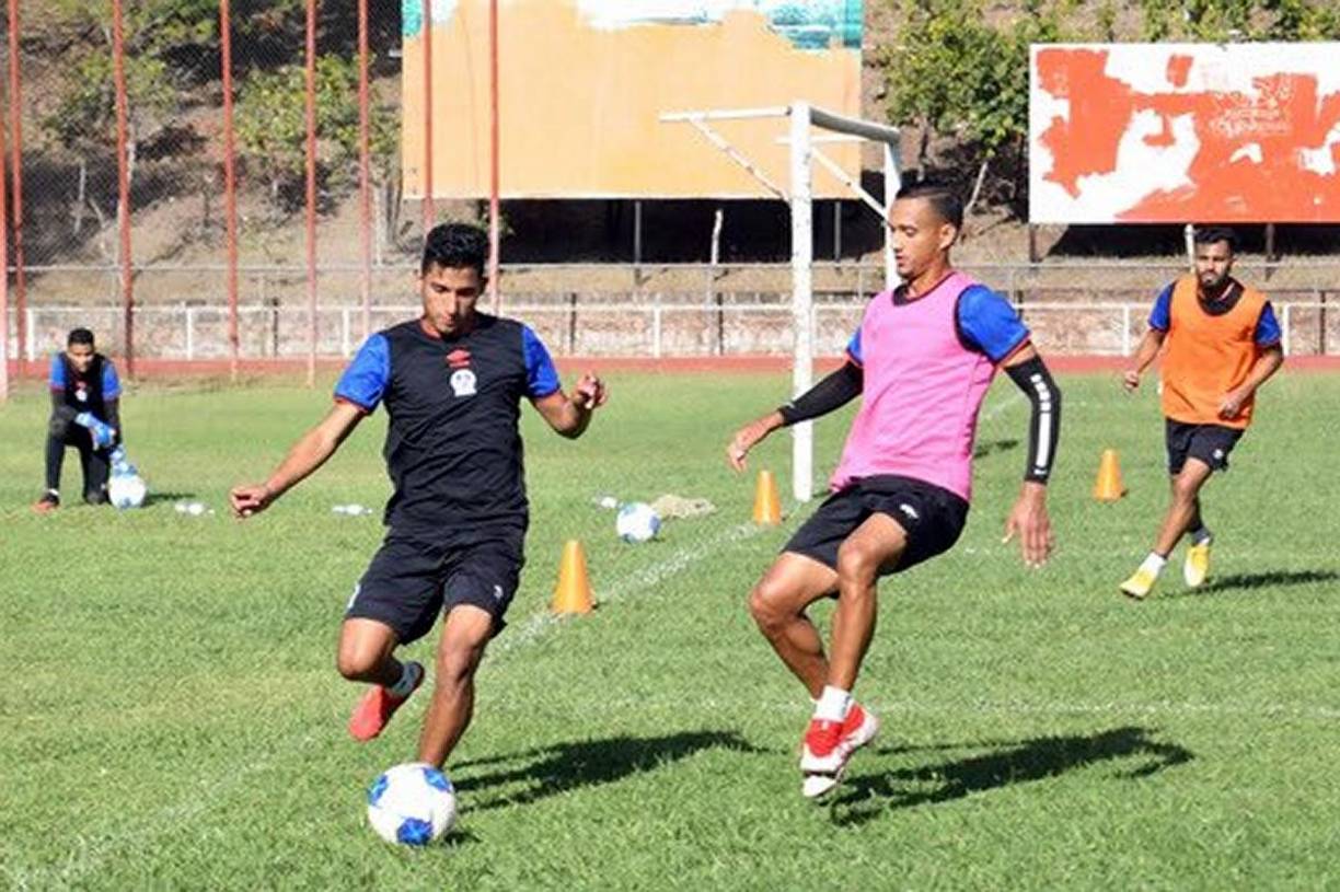 José Mario Pinto protegiendo el balón ante la presión de Diego Reyes.