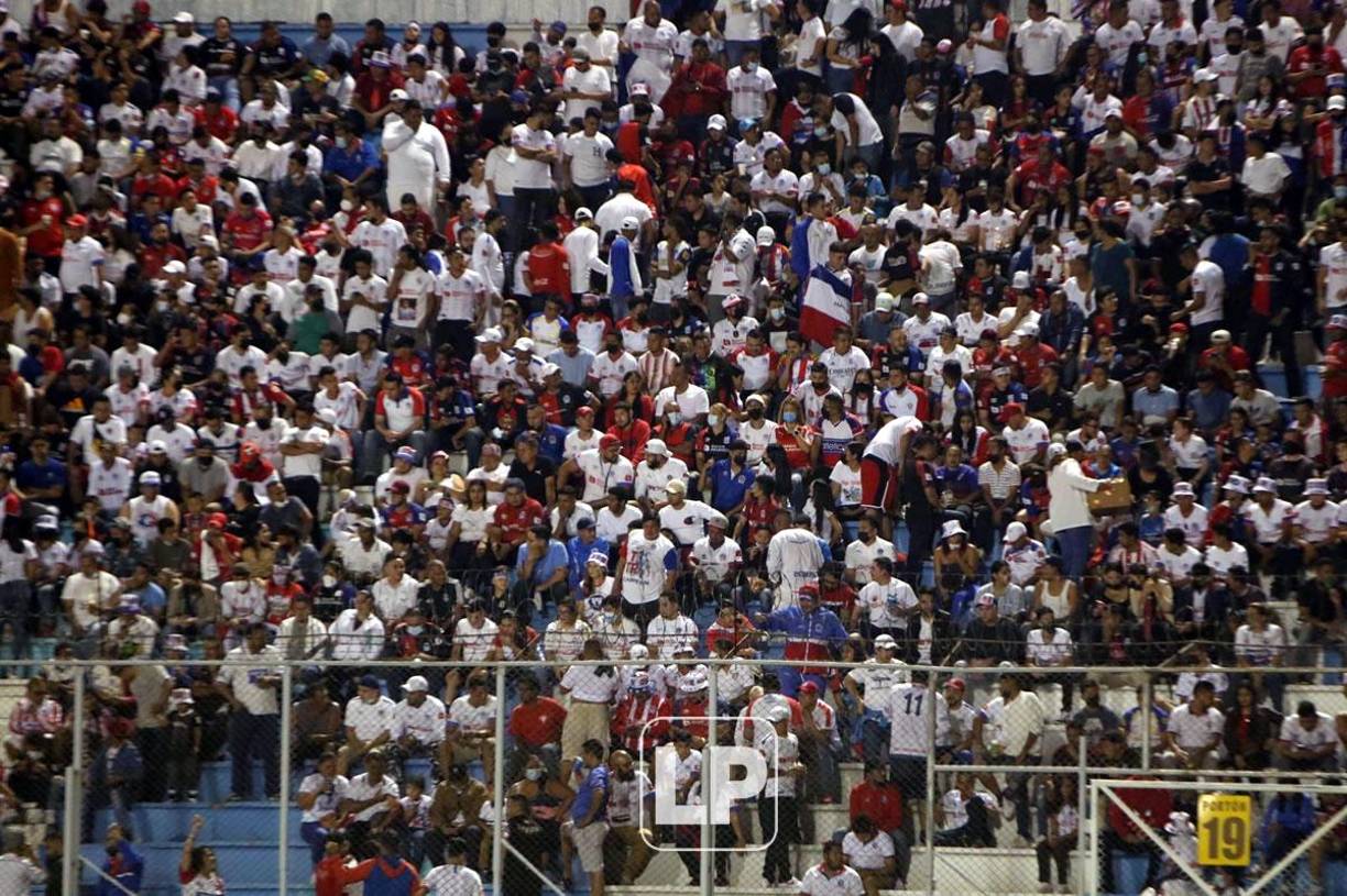 La afición del Olimpia llenó el estadio Nacional Chelato Uclés apoyando a su equipo ante el Municipal