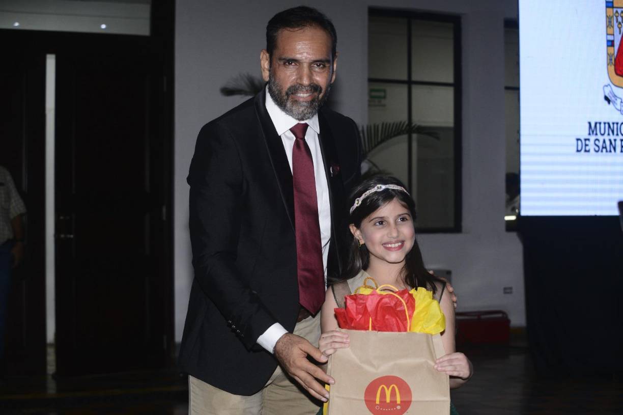 Elan Kelly, Director de Cultura de la Municipalidad de San Pedro Sula, junto a Zoe Nohemy Pineda, quien obtuvo el segudo lugar. 