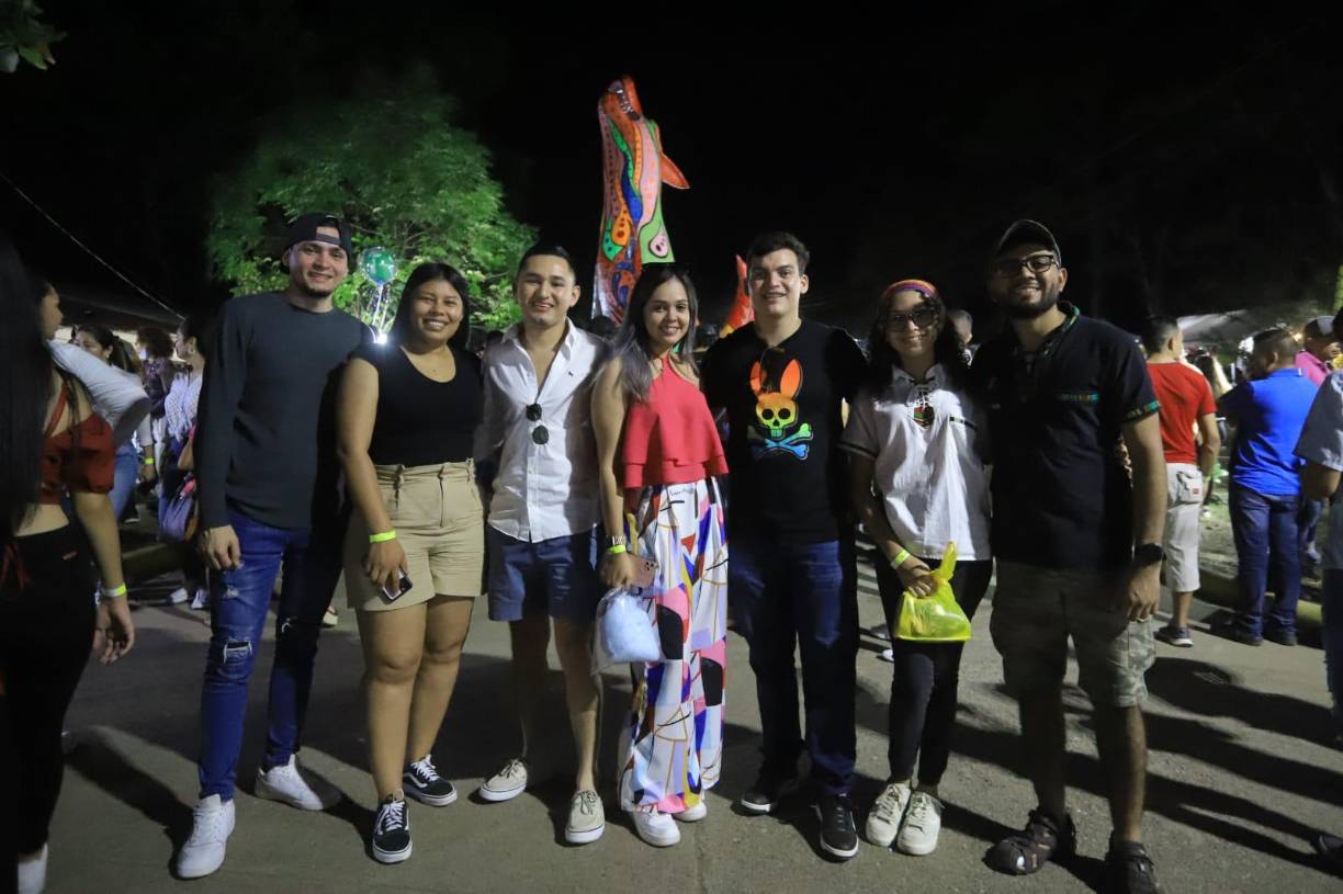 Un grupo de amigos del también municipio santabarbarense de Macuelizo posó para el lente de LA PRENSA.