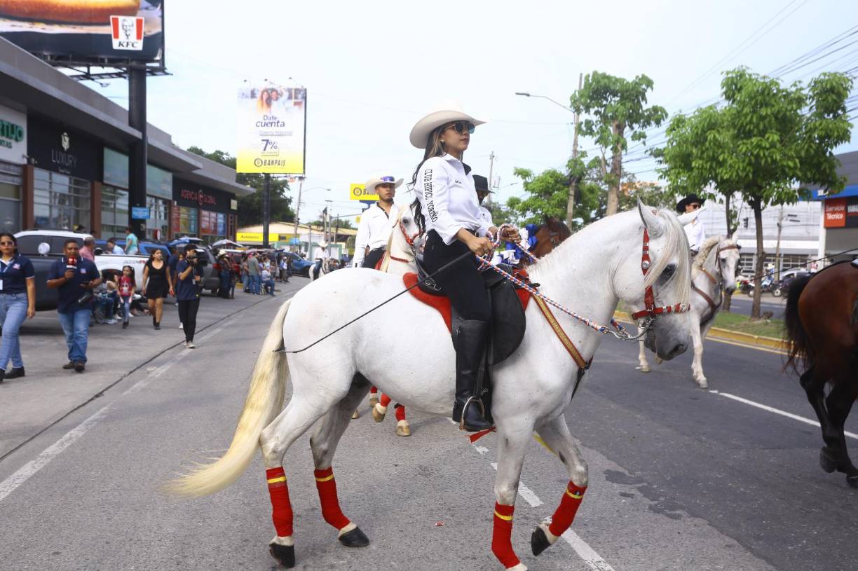 Cesar Talbot, miembro del Club Hípico Vista Hermos,a dijo que para ellos se convirtió en una tradición ser parte del desfile hípico, pues tiene más de cinco años siendo parte del espectáculo en el que hacen su aparición con ejemplares iberoamericanos, frisones y españoles.