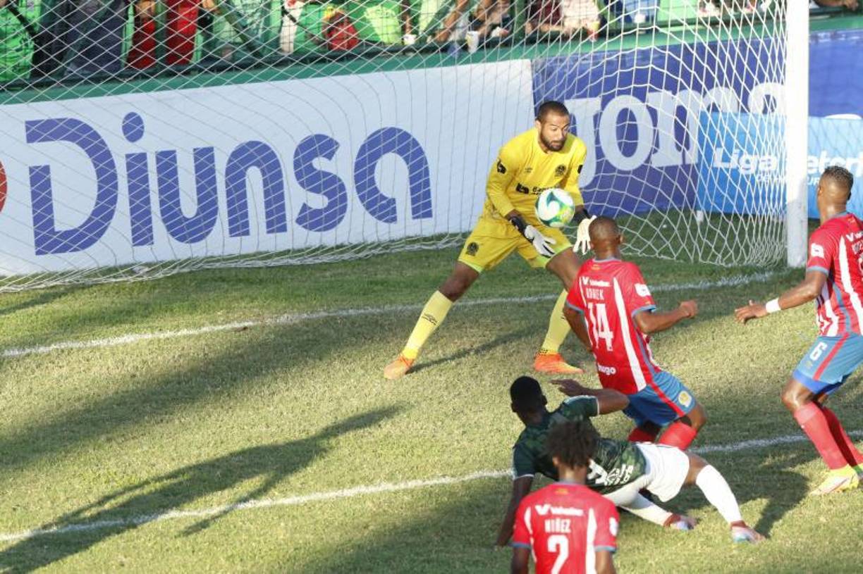 Edrick Menjívar, fue crucial en el partido de ida y evitó varias ocasiones de gol para el Monstruo Verde.