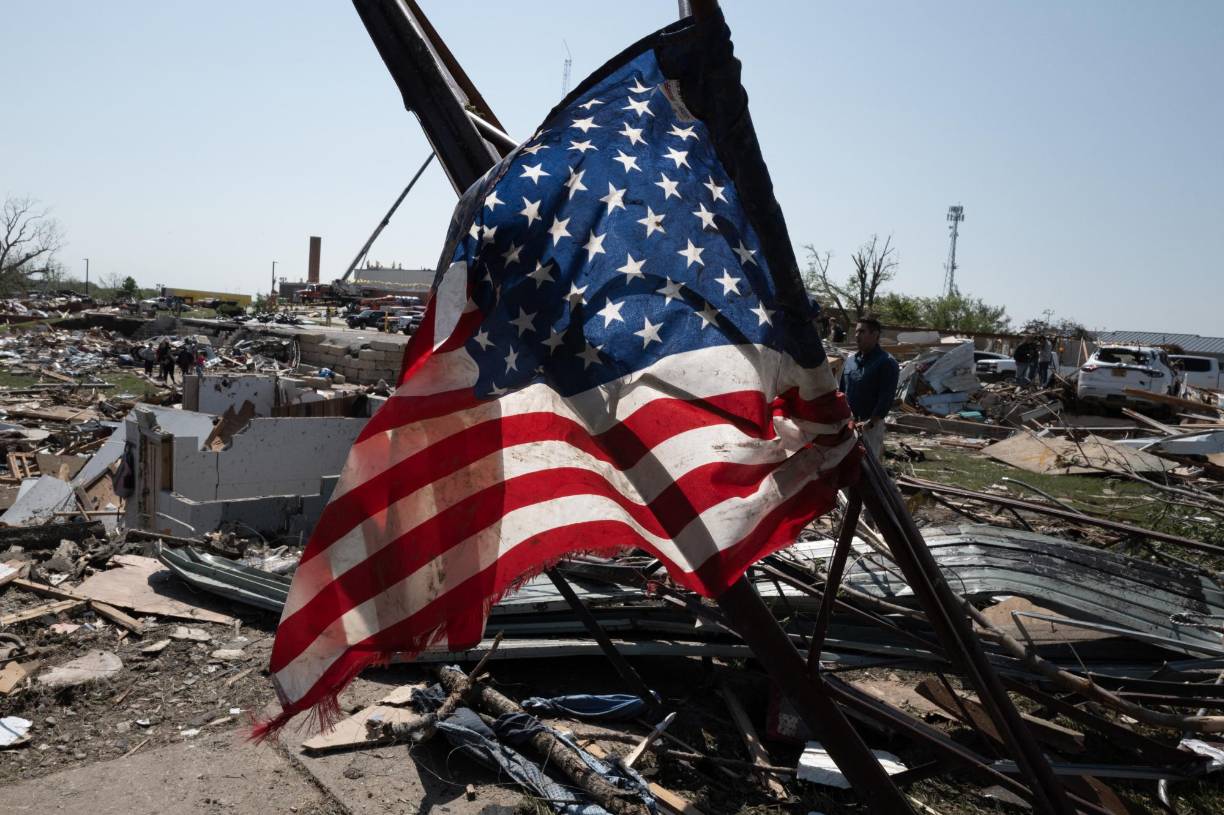 El legislador estatal Ray Sorensen, quien vive en Greenfield, dijo a la prensa que se había establecido un hospital improvisado en el aserradero de la ciudad después de que el tornado devastó la zona.