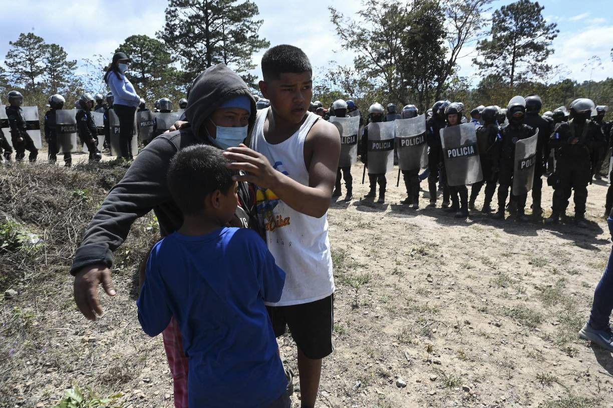 Pobladores argumentan que han residido durante décadas en la comunidad. 