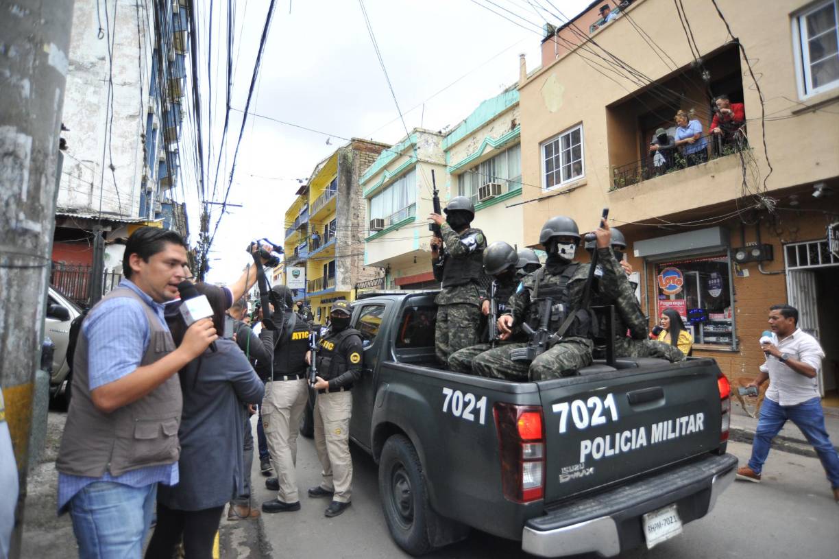 “Ella estaba en la frontera pero después de los diferentes allanamientos donde ella podía estar más la presión que hubo, cuando ella está en la frontera decide entregarse a la Policía Militar”, aseguró el portavoz de la Fiscalía.