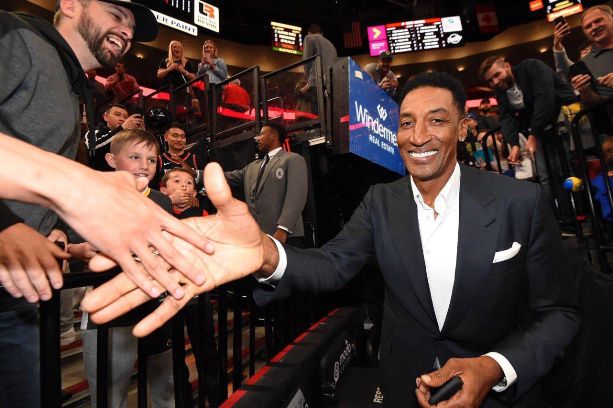 La propuesta para conocer en profundidad al mítico jugador de 57 años se dio a conocer mediante la empresa estadounidense Neiman Marcus, que publicita en su catalogo navideño un paquete para que aquellos que abonen la suma de <b>333.333 dólares</b> puedan pasar un día inolvidable con la leyenda de la NBA.