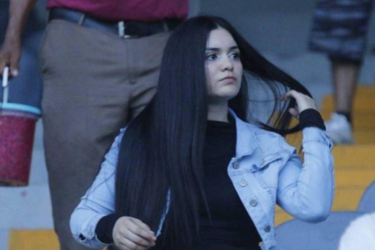 “La primera vez fue en el Yankel Rosenthal en las afueras, le voy ayudar a Doña Isela que ella desde años trabaja en los estadios como vendedora”, nos señaló la bella Yamileth que fue sensación en el juego Olimpia vs Real Sociedad. 