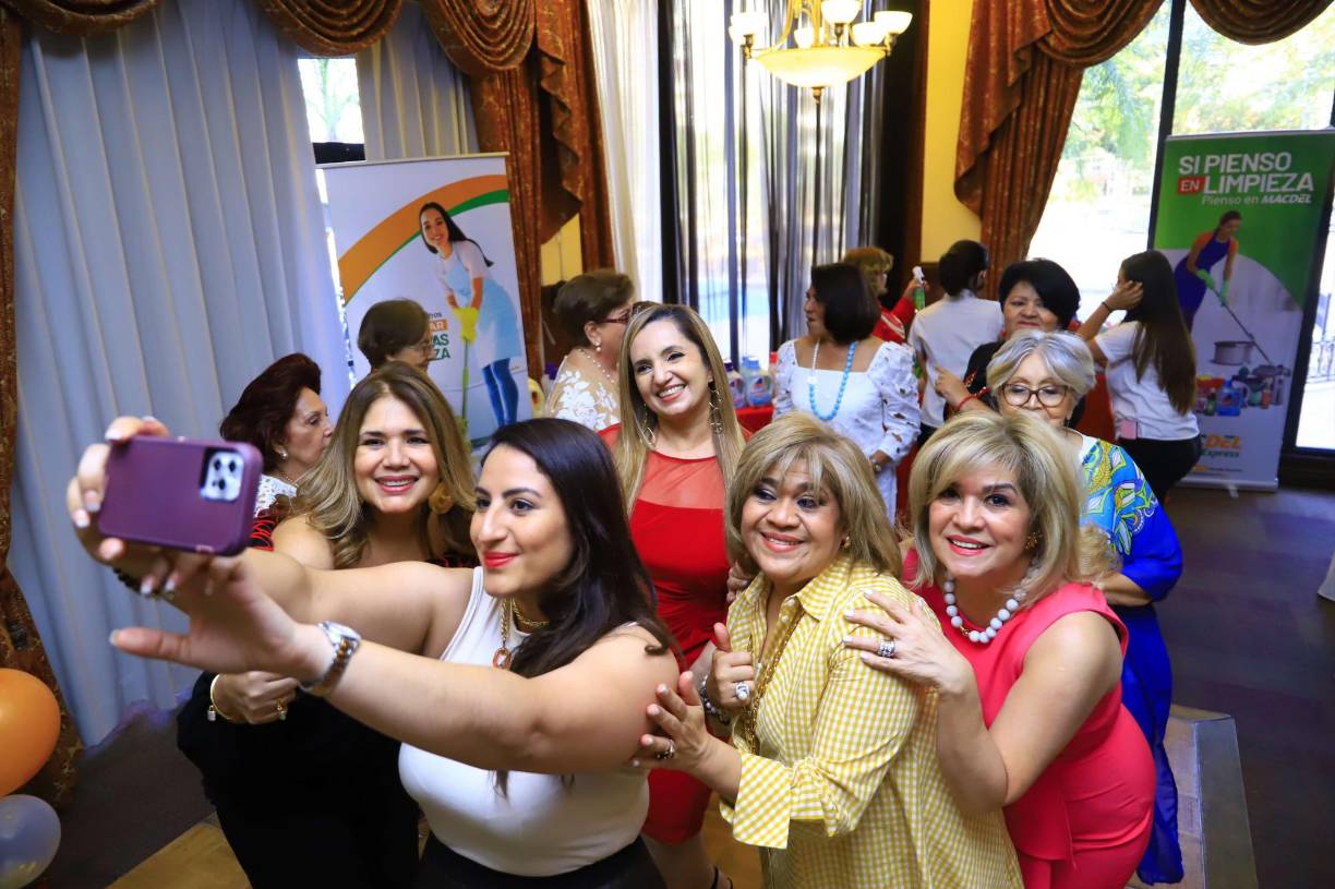 Las damas disfrutaron en conjunto, su dinamismo se hizo notar desde su llegada al salón.