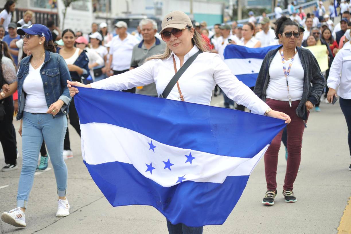 Miles de hondureños se suman a marcha del Bloque de Oposición Ciudadana