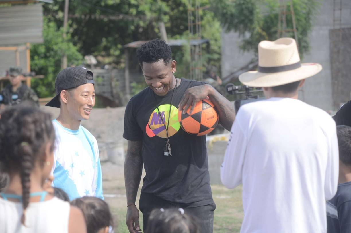 A esta escuela también se unió el futbolista Romell Quioto, quien aprovechó sus vacaciones para visitar la construcción y pasar un momento ameno con los pequeños.