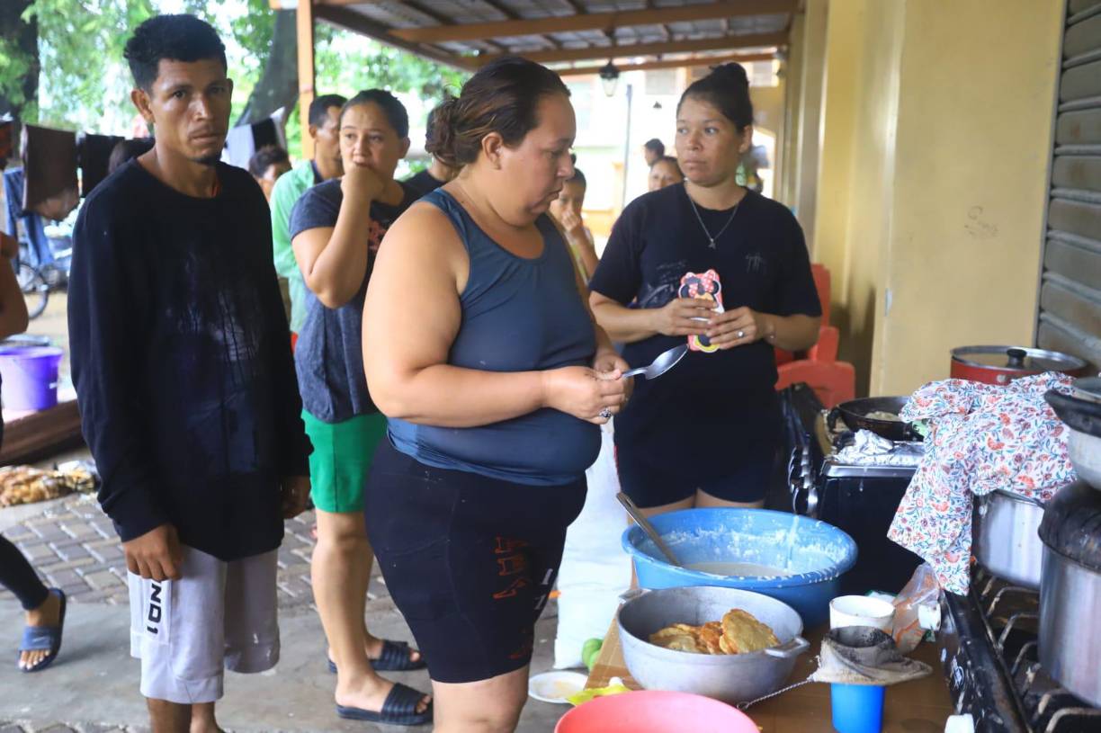 En albergues, limeños se protegen y esperan que el agua retroceda