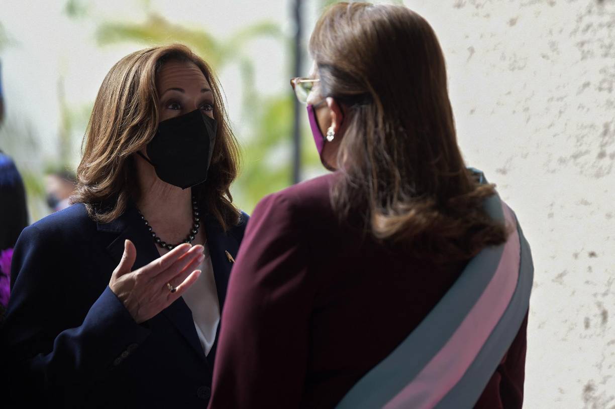 La vicepresidenta estadounidense compartió además el compromiso de su país de proporcionar más de 500.000 jeringas pediátricas y 1,35 millones de dólares para renovar las instalaciones educativas y de salud para ayudar con ese esfuerzo.