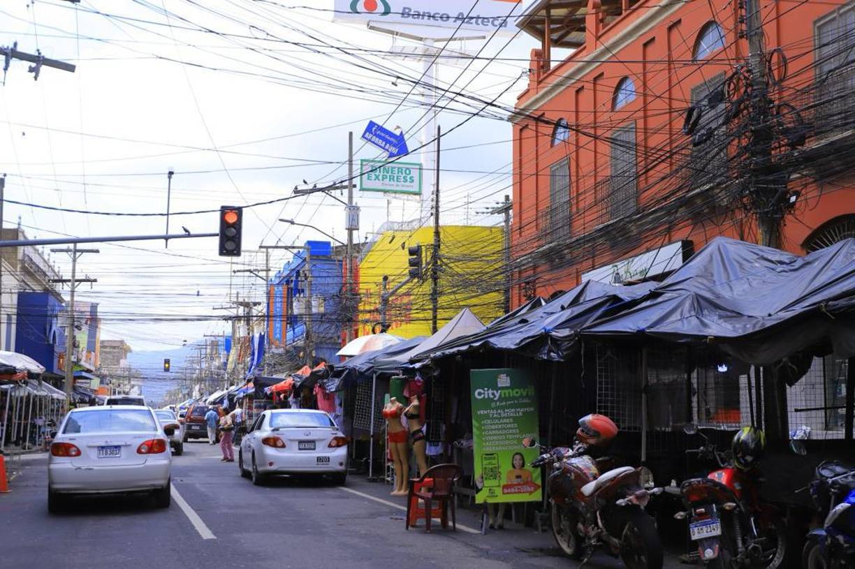 La tercera avenida hoy luce así, ante la falta de empleo y oportunidades, muchas personas han instalado sus negocios informales a los largo de la tercera avenida, algunos han cerrado hasta calles con sus puestos.