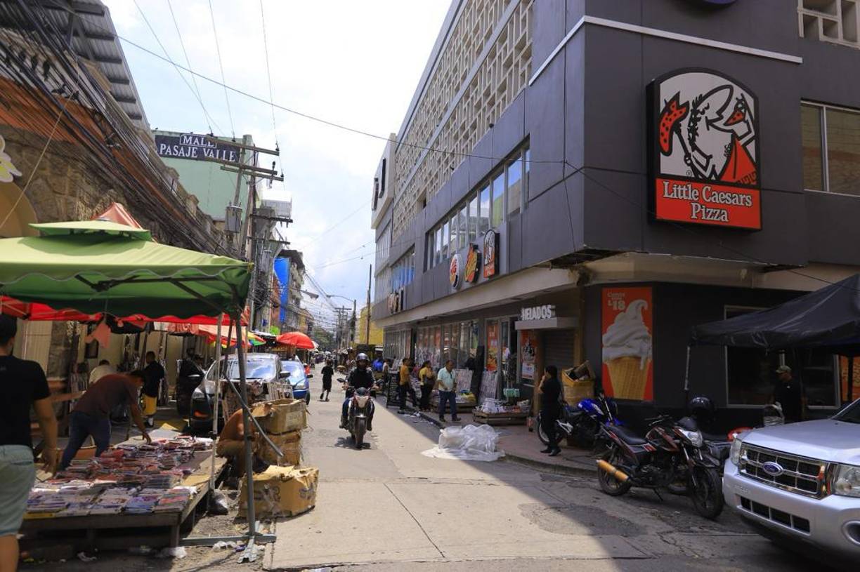 Al fondo podemos ver el letrero en el edificio verde “Mall Pasaje Valle”. Solo una línea de vehículos puede pasar por esa zona actualmente.
