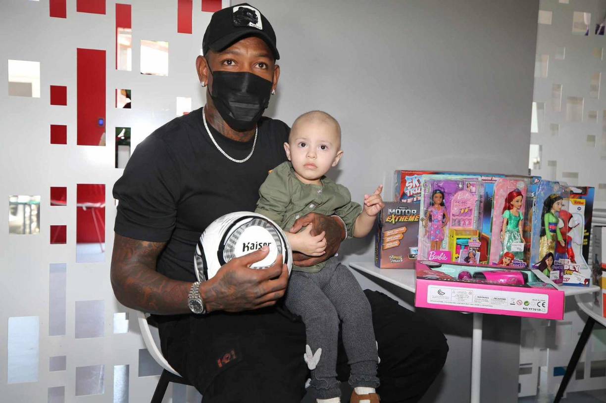 Estas son algunas de las postales que capturaron las cámaras de Diario LA PRENSA sobre el lindo gesto de Romell Quioto en la Fundación Hondureña para el Niño con Cáncer.