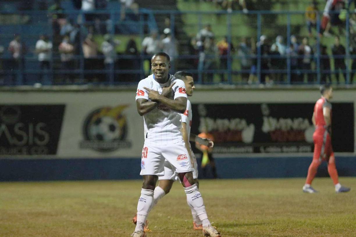 Así festejó Edwin Solani Solano su tercer gol con el Olimpia en este Torneo Apertura 2024.