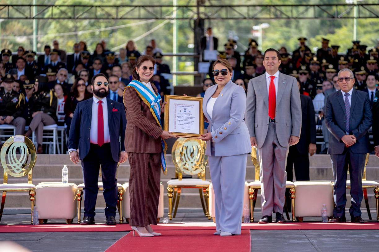 De acuerdo con lo expresado por los moderadores durante el evento, esta medalla representa un prestigioso reconocimiento militar que destaca el compromiso, la entrega y la dedicación al servicio de las Fuerzas Armadas y del pueblo de Honduras.