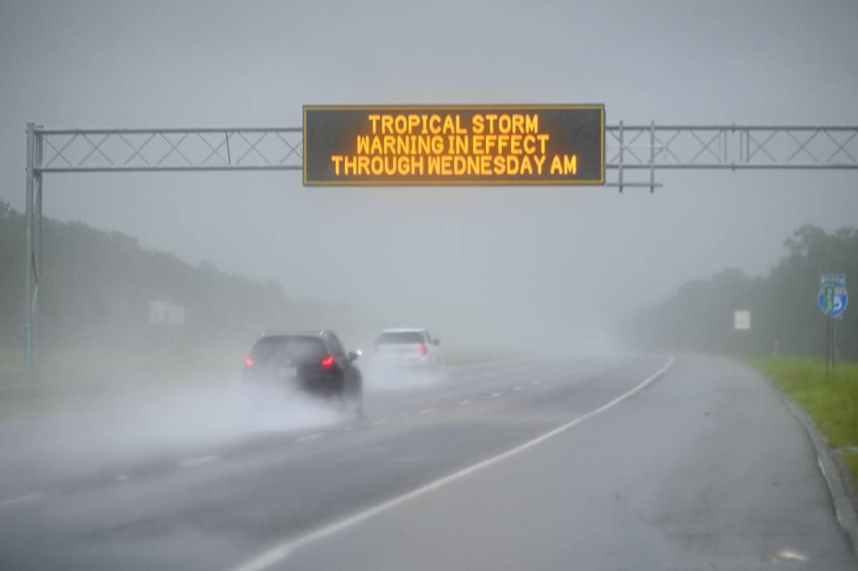 La tormenta tropical Debby ya ha cobrado la vida de cinco personas y continúa este martes castigando con lluvias torrenciales e inundaciones -que podrían ser históricas- a comunidades del sureste de Estados Unidos, que se hallan en estado de emergencia.